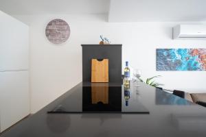 stół z butelką wina i kieliszkiem w obiekcie Pool Apartment Tamaran w mieście Playa del Ingles