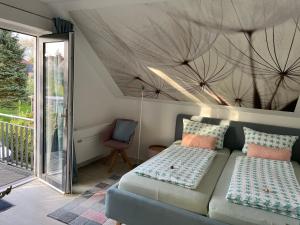 Tempat tidur dalam kamar di Apartment Kirschti
