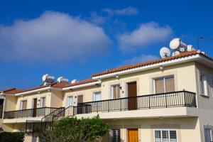 un edificio con satélites encima en Sunset Green 01, en Pafos