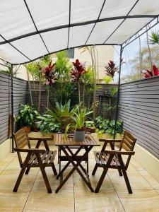 un patio con mesa, sillas y plantas en Convenient Studio With Courtyard en Sídney