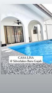Bazén v ubytování Casa Lisa private pool at Silverlakes Batu Gajah #guestmuslim nebo v jeho okolí