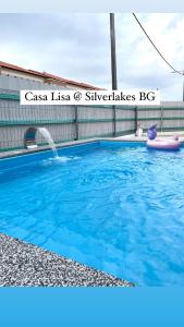uma grande piscina com uma fonte de água em Casa Lisa private pool @ Silverlakes BG em Batu Gajah