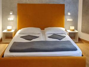 Ένα ή περισσότερα κρεβάτια σε δωμάτιο στο Pensiunea Liziera