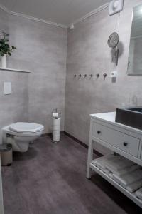 A bathroom at Breviken Golf & Hotell