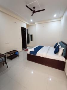 sypialnia z łóżkiem i wentylatorem sufitowym w obiekcie Hotel JP Inn w mieście Lucknow
