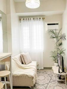 Posezení v ubytování Casa Dona Suites at SMDC Charm Residences