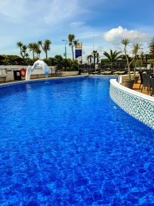 伯恩茅斯的住宿－坎伯蘭海洋休閒酒店，蓝色海水大型游泳池