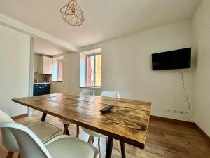 - une salle à manger avec une table et des chaises en bois dans l'établissement Appartement 6 personnes - lit King size - balnéo - wifi, au Puy-en-Velay
