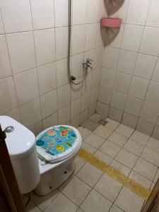 uma casa de banho com WC e chuveiro em OYO 93933 King's Room em Bekasi