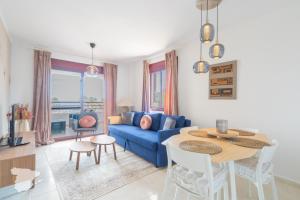 sala de estar con sofá azul y mesa en Zafiro, en Calpe