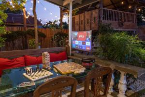 un patio con tavolo, sedie e agamuitous di Villa Raya w Outdoor Cinema, Bonfire, Treehouse & Parking a Vigan