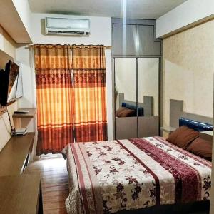- une chambre avec un lit et une grande fenêtre dans l'établissement OYO 93933 King's Room, à Bekasi