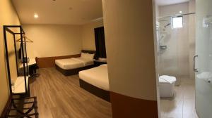 Baðherbergi á T SQUARE HOTEL (IPOH)