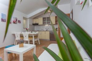 Apartments Marija Bibić في هفار: مطبخ وغرفة طعام مع طاولة وكراسي