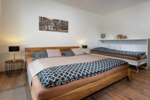 Postel nebo postele na pokoji v ubytování A-PARTMAN SK - Main Square - Private Parking - Mountain View - Top Floor - 82 m2