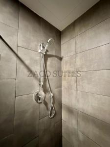 eine Dusche mit Duschkopf im Bad in der Unterkunft K Avenue 2-3PAX Studio Homestay by Zaco Suites in Kota Kinabalu
