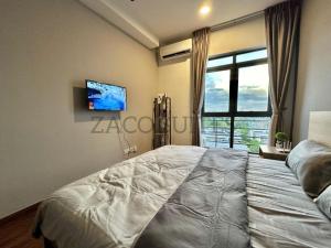 ein Schlafzimmer mit einem großen Bett und einem Fenster in der Unterkunft K Avenue 2-3PAX Studio Homestay by Zaco Suites in Kota Kinabalu