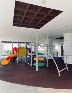 ein Zimmer mit einem Spielplatz mit bunten Rutschen in der Unterkunft K Avenue 2-3PAX Studio Homestay by Zaco Suites in Kota Kinabalu