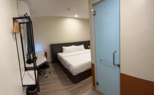 Rúm í herbergi á T SQUARE HOTEL (IPOH)