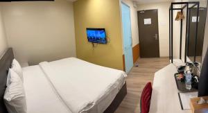 Rúm í herbergi á T SQUARE HOTEL (IPOH)