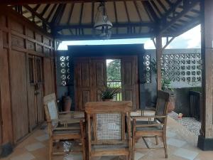 une salle à manger avec une table, des chaises et une cheminée dans l'établissement Capital O 93938 Wisma Pamungkas Syariah, à Sleman