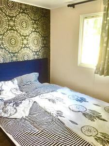een slaapkamer met een bed met een blauw en wit dekbed bij Clareira in Quiaios