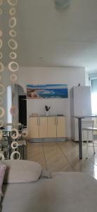 sala de estar con mesa y sillas y cocina en Villapaz2, en Santa Cruz de Tenerife