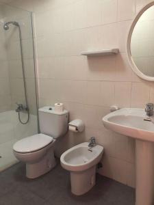 A bathroom at Apartamentos de la Hoz