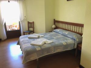 A bed or beds in a room at Apartamentos de la Hoz