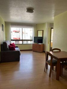 A television and/or entertainment centre at Apartamentos de la Hoz
