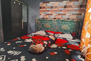 Una cama con un osito de peluche. en SPOT ON 93908 Angel Guest House en Tangerang