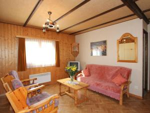 Saas-Balen的住宿－Modern Chalet in Saas Balen with Garden，客厅配有沙发和桌子