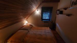 een slaapkamer met een groot houten bed in een kamer bij Dzikie wino in Budry