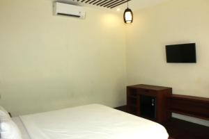 Llit o llits en una habitació de Belvilla 93903 Pandawa Sharing Villa Riverside