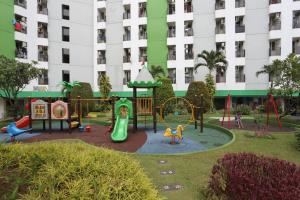 um parque infantil em frente a um grande edifício em Super OYO Capital O 93910 Asia Rooms at Green Lake View Ciputat em Tangerang