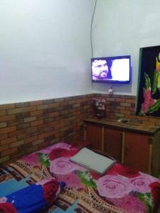 Et tv og/eller underholdning på SPOT ON 93946 Wisma Kost & Penginapan Afilia Buana Syariah