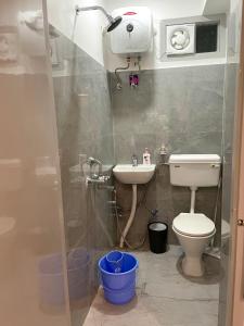 łazienka z toaletą i umywalką w obiekcie Ga-Ki-Khim Homestay w mieście Gangtok