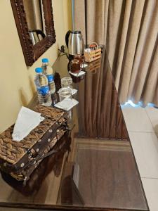 een tafel met een dienblad met eten en flessen water bij Saint John Hotel in Madaba