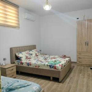 Postel nebo postele na pokoji v ubytování Stomici Guesthouse