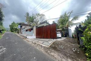 uma casa ao lado de uma rua em Belvilla 93954 Meta Pandawa Bali Mounth Villa em Jembrana