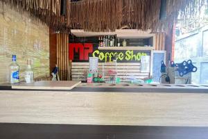 einen Tresen in einem Laden mit einer Bar mit in der Unterkunft Belvilla 93954 Meta Pandawa Bali Mounth Villa in Jembrana
