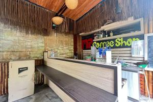 eine Bar in einem Restaurant mit einer Theke in der Unterkunft Belvilla 93954 Meta Pandawa Bali Mounth Villa in Jembrana