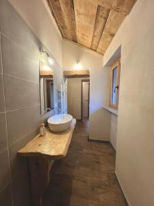 un bagno con lavandino su un bancone in legno di Casa Smitt ad Alagna Valsesia