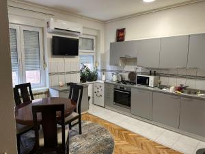 Una cocina con una mesa y un comedor. en SpaceJam, en Sarajevo