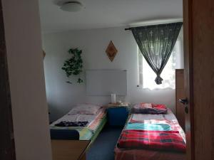 Ένα ή περισσότερα κρεβάτια σε δωμάτιο στο Cały dom Bezpośrednio nad jeziorem