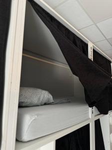 Ce lit superposé se trouve dans un dortoir doté d'un lit. dans l'établissement Naap, à Valence