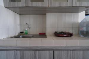 Kuhinja oz. manjša kuhinja v nastanitvi Capital O 93959 Apartement Gateway Cicadas By Mg Property