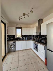 Kuchyň nebo kuchyňský kout v ubytování Mediterranean Sunrise Apartments A1