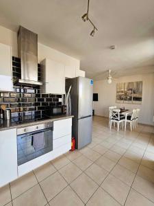 Kuchyň nebo kuchyňský kout v ubytování Mediterranean Sunrise Apartments A1