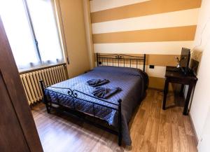 a small bedroom with a bed and a window at IL VENTIDUE in Ovada